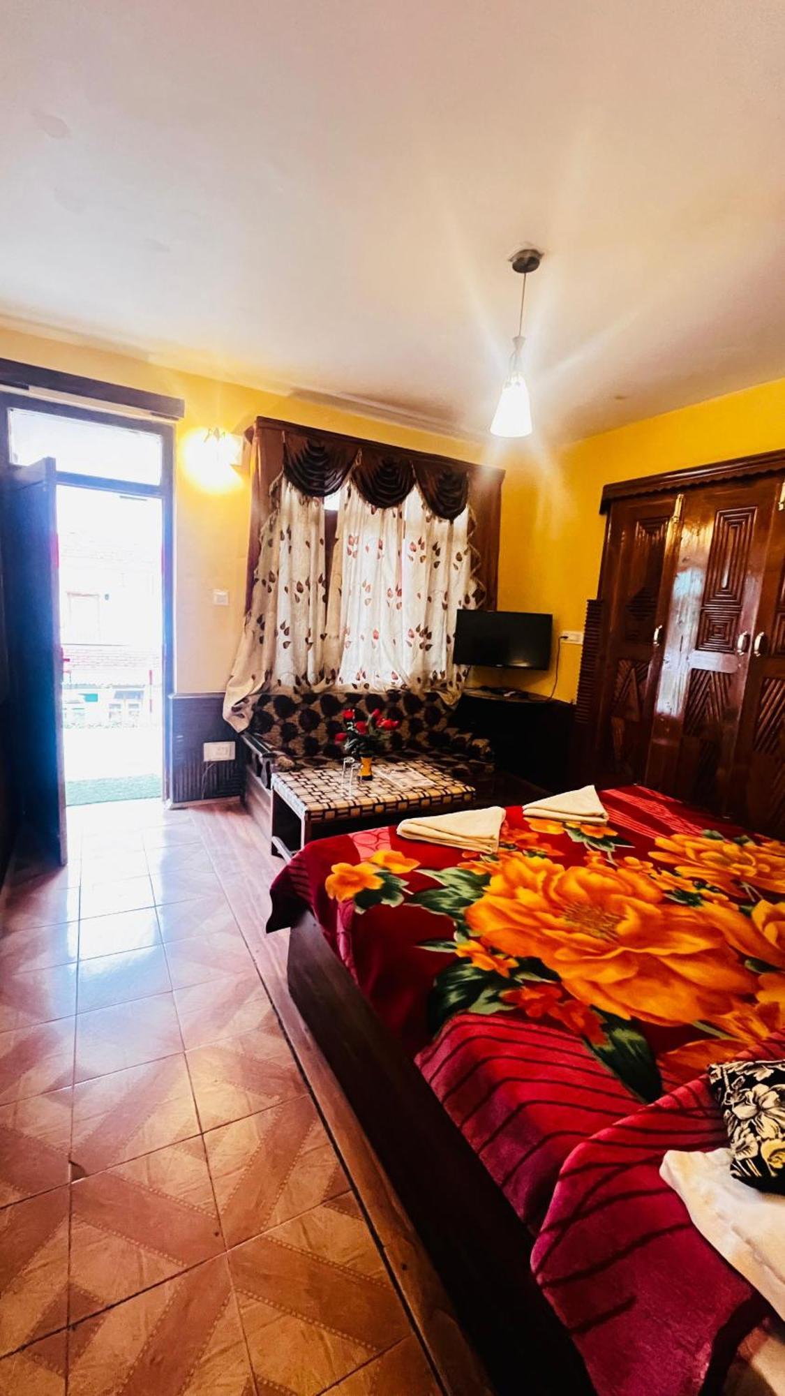 Hotel Chetna Manāli Екстериор снимка