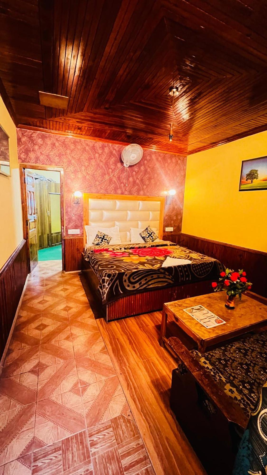 Hotel Chetna Manāli Екстериор снимка