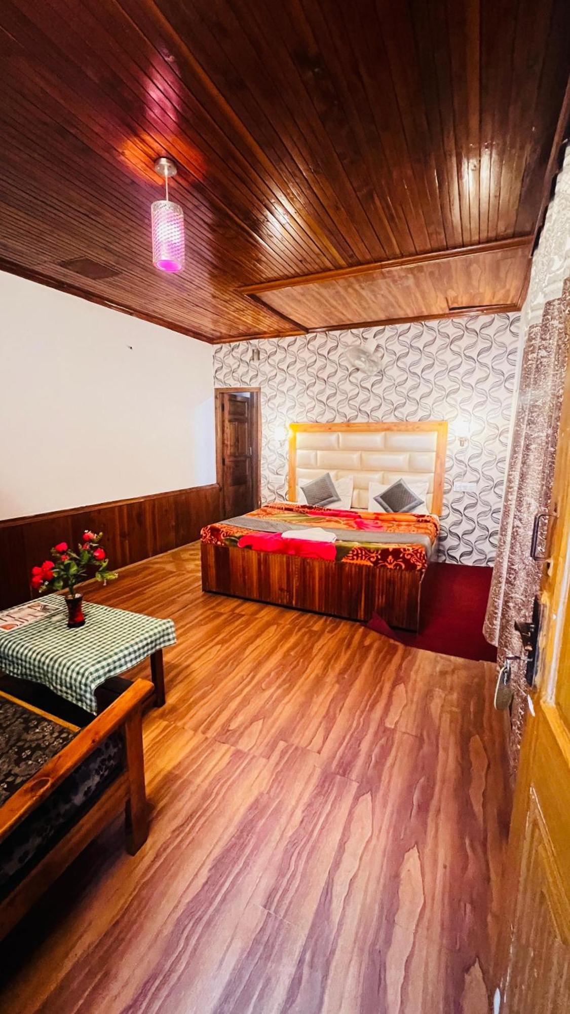 Hotel Chetna Manāli Екстериор снимка