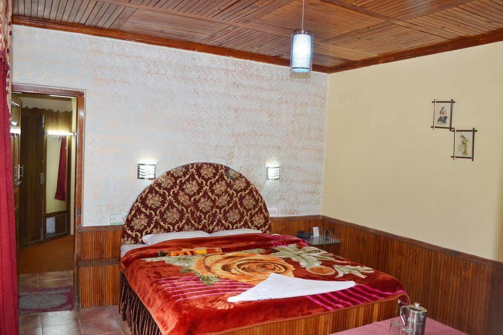 Hotel Chetna Manāli Екстериор снимка