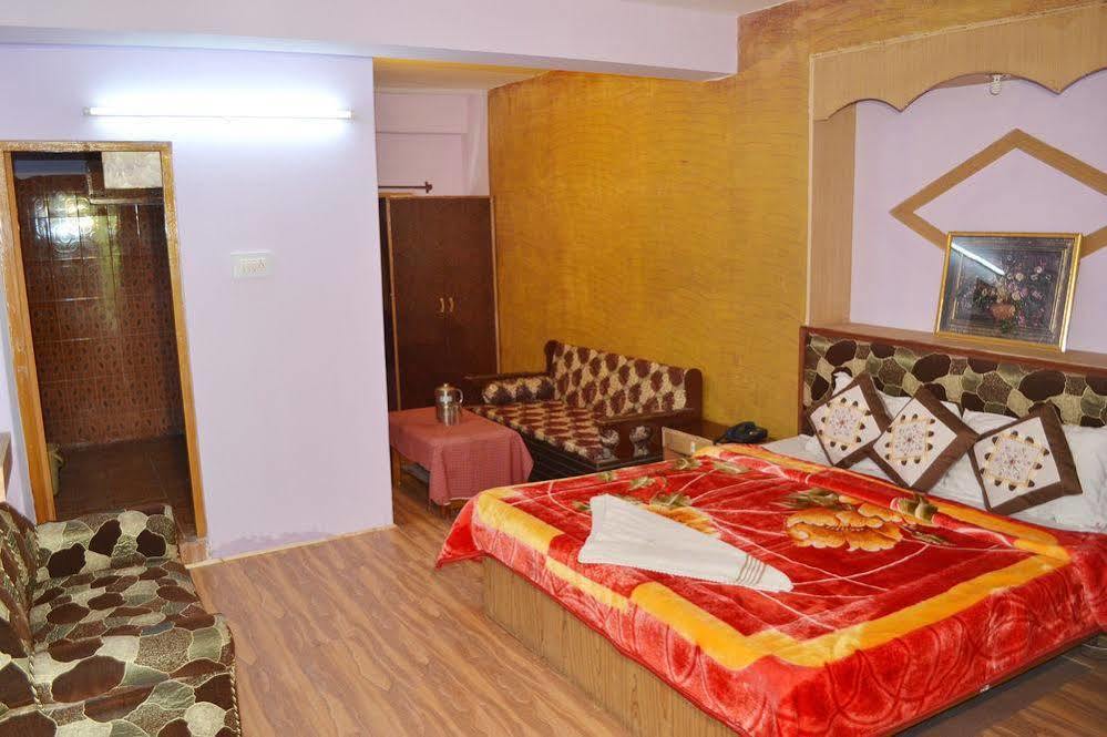 Hotel Chetna Manāli Екстериор снимка