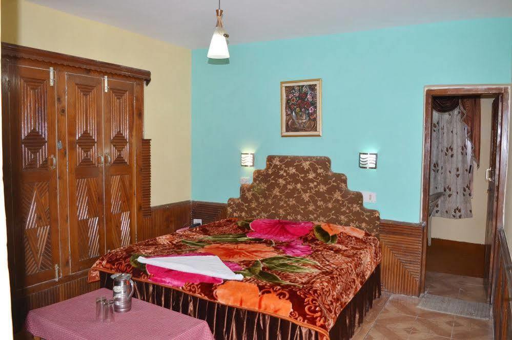 Hotel Chetna Manāli Екстериор снимка