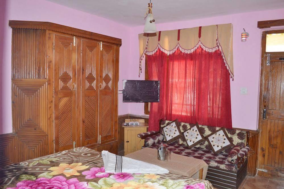 Hotel Chetna Manāli Екстериор снимка