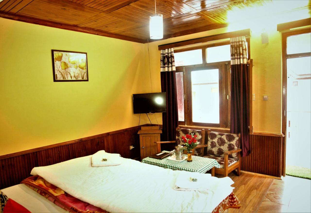 Hotel Chetna Manāli Екстериор снимка