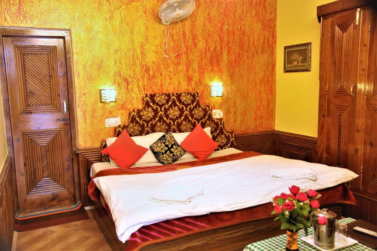 Hotel Chetna Manāli Екстериор снимка